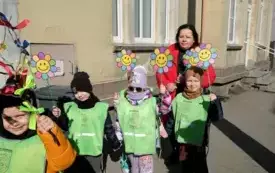 Przedszkolaki w korowodzie wiosennym001012