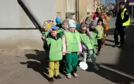 Przedszkolaki w korowodzie wiosennym001007