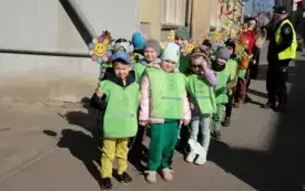 Przedszkolaki w korowodzie wiosennym001002