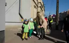 Przedszkolaki w korowodzie wiosennym001001