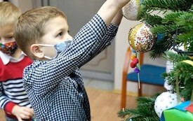 Ubieranie choinki przez przedszkolak&oacute;w