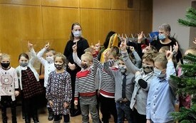 Ubieranie choinki przez przedszkolak&oacute;w