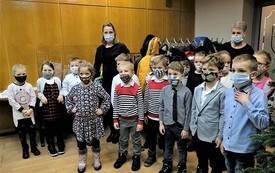 Ubieranie choinki przez przedszkolak&oacute;w