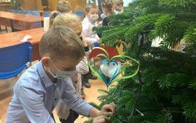 Ubieranie choinki przez przedszkolak&oacute;w