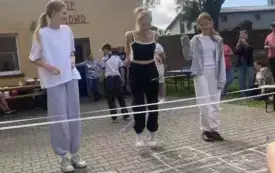 &bdquo;Gry podw&oacute;rkowe z naszego dzieciństwa&rdquo; &ndash; międzypokoleniowe popołudnie w Turowie (14)