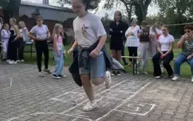 &bdquo;Gry podw&oacute;rkowe z naszego dzieciństwa&rdquo; &ndash; międzypokoleniowe popołudnie w Turowie (8)