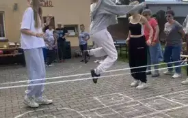 &bdquo;Gry podw&oacute;rkowe z naszego dzieciństwa&rdquo; &ndash; międzypokoleniowe popołudnie w Turowie (5)