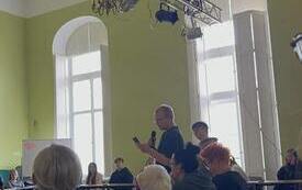 Spotkanie uczni&oacute;w Liceum Og&oacute;lnokształcącego z Seniorami z Dziennego Domu Seniora w Pniewach (10)