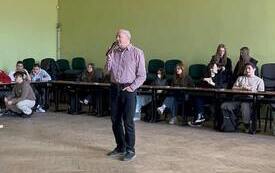 Spotkanie uczni&oacute;w Liceum Og&oacute;lnokształcącego z Seniorami z Dziennego Domu Seniora w Pniewach (9)