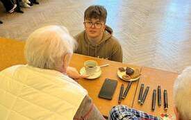 Spotkanie uczni&oacute;w Liceum Og&oacute;lnokształcącego z Seniorami z Dziennego Domu Seniora w Pniewach (5)