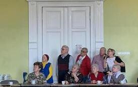 Spotkanie uczni&oacute;w Liceum Og&oacute;lnokształcącego z Seniorami z Dziennego Domu Seniora w Pniewach (1)