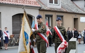 8 maja-uroczystość pod pomnikiem56