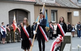 8 maja-uroczystość pod pomnikiem54
