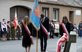 8 maja-uroczystość pod pomnikiem53