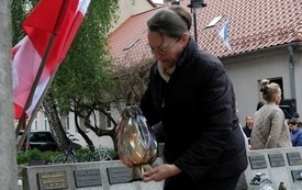 8 maja-uroczystość pod pomnikiem47