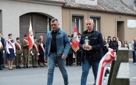 8 maja-uroczystość pod pomnikiem43