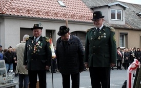 8 maja-uroczystość pod pomnikiem42