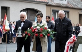 8 maja-uroczystość pod pomnikiem29