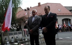 8 maja-uroczystość pod pomnikiem28