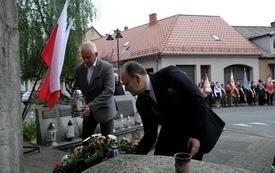 8 maja-uroczystość pod pomnikiem27