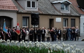 8 maja-uroczystość pod pomnikiem25