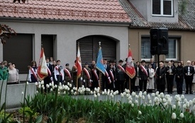 8 maja-uroczystość pod pomnikiem24