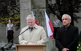 8 maja-uroczystość pod pomnikiem15
