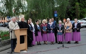 8 maja-uroczystość pod pomnikiem14