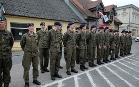 8 maja-uroczystość pod pomnikiem08