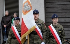 8 maja-uroczystość pod pomnikiem04