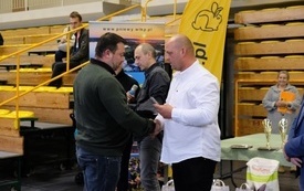 Wręczenie nagr&oacute;d podczas Wystawy Kr&oacute;lik&oacute;w 2021 w Pniewach 2