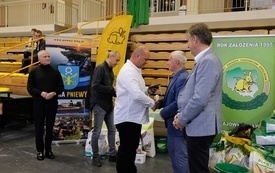 Wręczenie nagr&oacute;d podczas Wystawy Kr&oacute;lik&oacute;w 2021 w Pniewach 4