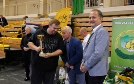 Wręczenie nagr&oacute;d podczas Wystawy Kr&oacute;lik&oacute;w 2021 w Pniewach 5