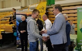 Wręczenie nagr&oacute;d podczas Wystawy Kr&oacute;lik&oacute;w 2021 w Pniewach 8