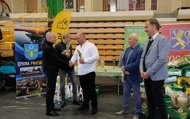 Wręczenie nagr&oacute;d podczas Wystawy Kr&oacute;lik&oacute;w 2021 w Pniewach 24