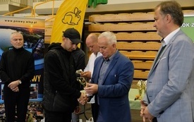 Wręczenie nagr&oacute;d podczas Wystawy Kr&oacute;lik&oacute;w 2021 w Pniewach 38