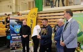 Wręczenie nagr&oacute;d podczas Wystawy Kr&oacute;lik&oacute;w 2021 w Pniewach 75