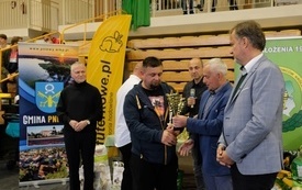 Wręczenie nagr&oacute;d podczas Wystawy Kr&oacute;lik&oacute;w 2021 w Pniewach 76