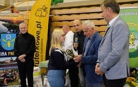Wręczenie nagr&oacute;d podczas Wystawy Kr&oacute;lik&oacute;w 2021 w Pniewach 78
