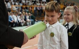 Pasowanie pierwszoklasist&oacute;w w Szkole Podstawowej w Pniewach (132)