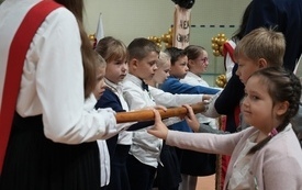 Pasowanie pierwszoklasist&oacute;w w Szkole Podstawowej w Pniewach (107)