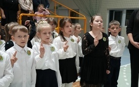 Pasowanie pierwszoklasist&oacute;w w Szkole Podstawowej w Pniewach (106)