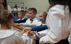Pasowanie pierwszoklasist&oacute;w w Szkole Podstawowej w Pniewach (98)