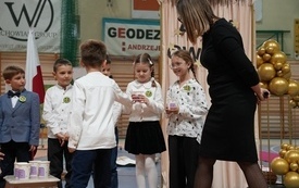 Pasowanie pierwszoklasist&oacute;w w Szkole Podstawowej w Pniewach (83)