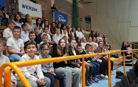 Pasowanie pierwszoklasist&oacute;w w Szkole Podstawowej w Pniewach (44)