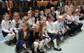 Pasowanie pierwszoklasist&oacute;w w Szkole Podstawowej w Pniewach (40)