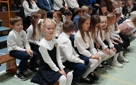 Pasowanie pierwszoklasist&oacute;w w Szkole Podstawowej w Pniewach (36)