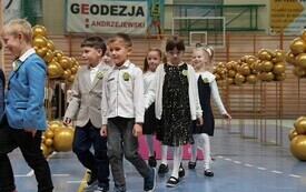 Pasowanie pierwszoklasist&oacute;w w Szkole Podstawowej w Pniewach (29)