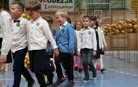 Pasowanie pierwszoklasist&oacute;w w Szkole Podstawowej w Pniewach (28)