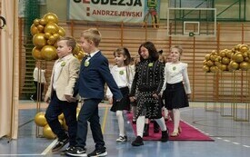 Pasowanie pierwszoklasist&oacute;w w Szkole Podstawowej w Pniewach (21)